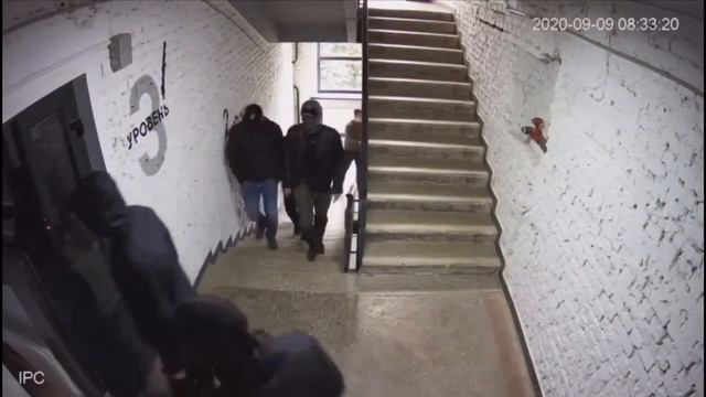 ⚡️ Появилось видео, как вчера гестаповцы в масках взламывали дверь в штаб Виктора Бабарико. смотреть онлайн