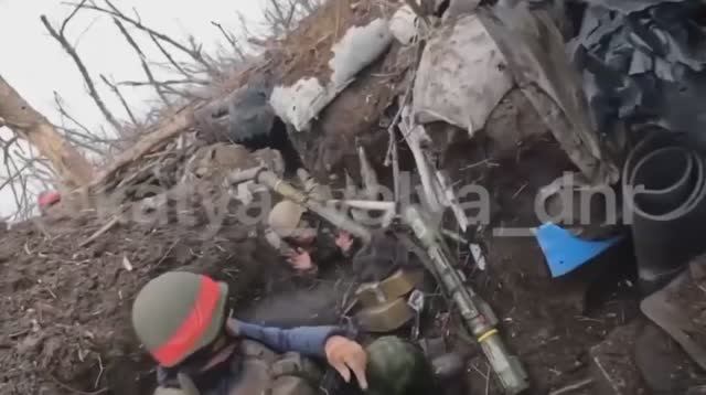 Бойцы ДНР штурмуют опорник ВСУ возле Авдеевки. смотреть онлайн