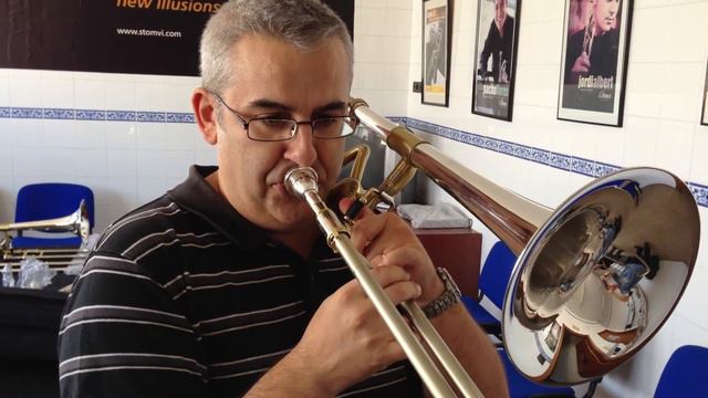 Carlos Gil Demonstrates the fantastic Stomvi Titan Tenor Bb/F Trombone смотреть онлайн