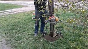 ручной мотобур со стойкой для облегчения процесса бурения