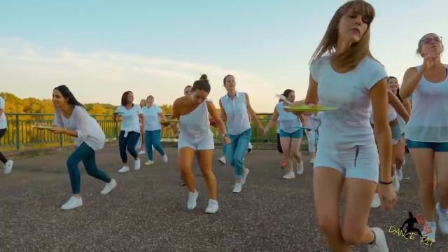 Танец диско. Танцуй пока молодой мальчик.Танцуют все.mp4 смотреть онлайн