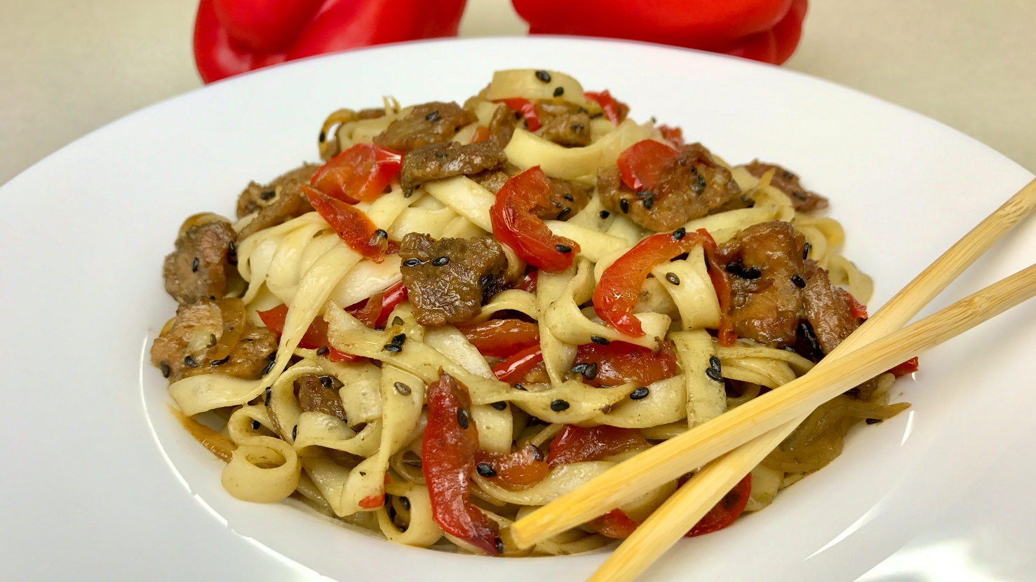 Удон со свининой . Лапша ВОК (WOK) со свининой. Быстро и вкусно .mp4 смотреть онлайн