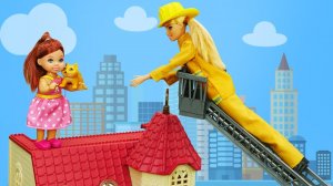 Маленькие куклы Барби нашли котенка! Куклы Барби мультики для девочек