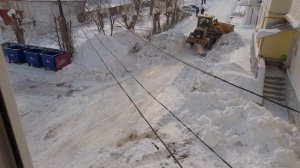 ГРЕЙДЕР ПРОТИВ СНЕГА, УБОРКА СНЕГА ВО ДВОРЕ, КРАСНОТУРЬИНСК, ВЕСНА 2021