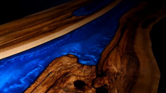 Стол из эпоксидной смолы.