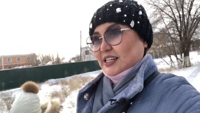 Актобе. Мы с детьми идём пешком. Как чистят тротуары.Нашла коса на камень))))