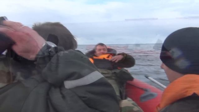 Спуск-подъем лодки на необорудованном пляже смотреть онлайн