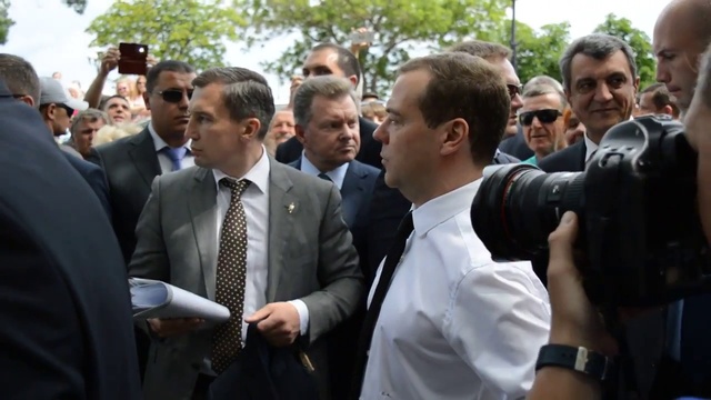 Медведев крымским пенсионерам׃ ДЕНЕГ НЕТ, НО ВЫ ДЕРЖИТЕСЬ! смотреть онлайн