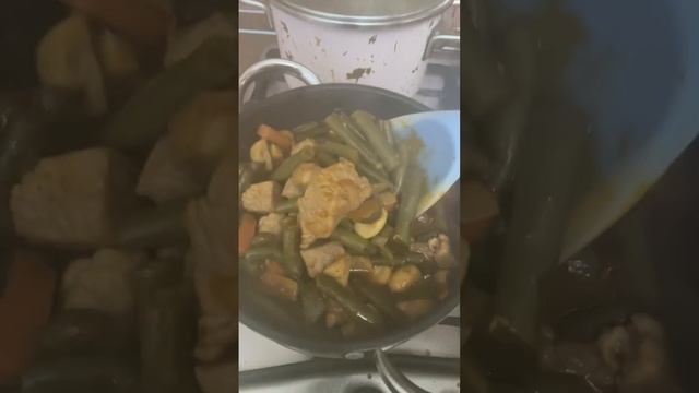 Свинина со стручковой фасолью в томатном соусе.