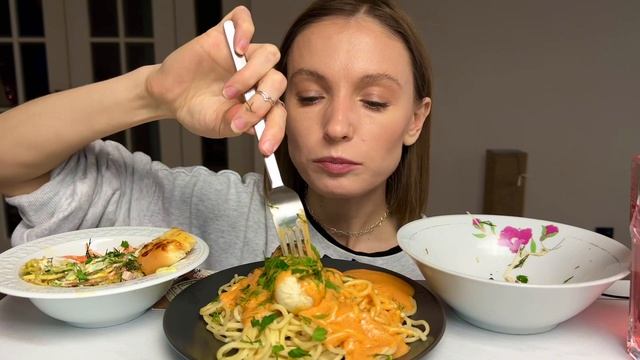 УСЛУГА В 4 РУКИ | мукбанг спагетти в сливочно-томатном соусе,домашняя сарделька,куриный суп с лапшо