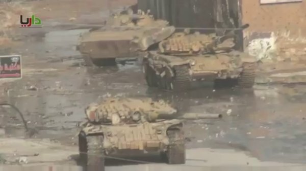 Война в Сирии, 2013 г. Сирийские танки в г. Дарайя