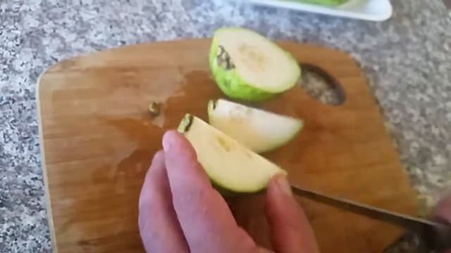 Guava fruit tasting. Пробуем гуаву ( Russian). смотреть онлайн