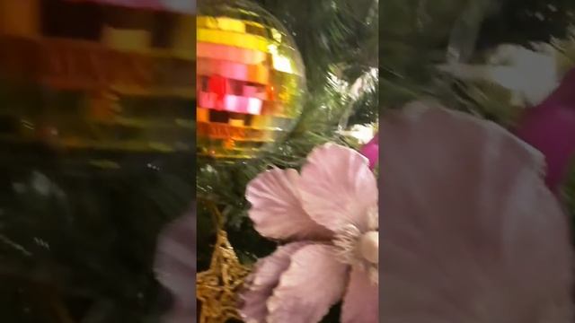 Новогоднее оформление номера в отеле от @hwn.cristmas смотреть онлайн