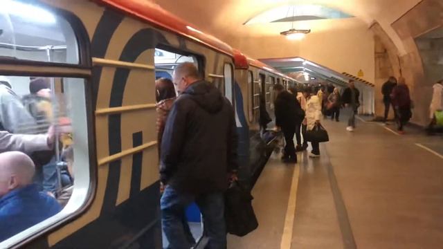 81-717/714.5М, 81-714 и 81-717/714.5М Перекраска Московский транспорт На станции Новокузнецкая смотреть онлайн