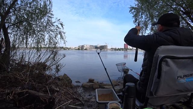 Фидерная рыбалка на Днепре в Киеве.Ловля фидером на реке. Рыбалка Киев 2022 смотреть онлайн