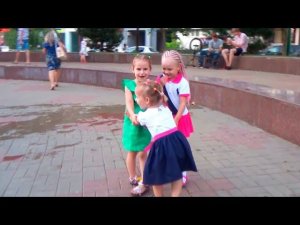 Алина и Алиса играют на детской Площадке