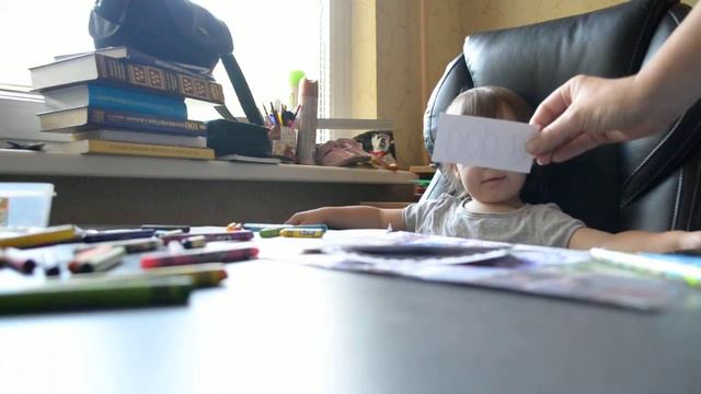 Полтора года, читает слова по-русски и по-английски. смотреть онлайн