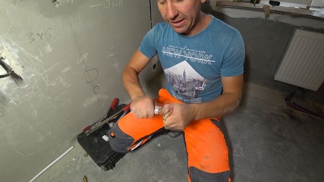 Как сделать нижнее подключение стального панельного радиатора с выходом труб из стены. смотреть онлайн