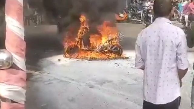 Ampere Magnus Ex Electric scooter Catches Fire !! electric scooter!! смотреть онлайн