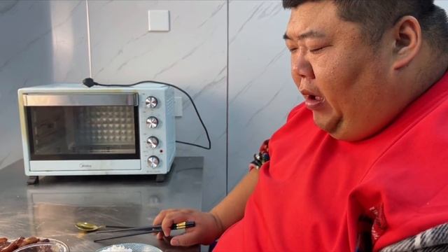 大块五花肉，胖哥做“把子肉”吃，香而不腻，大厚肉片比红烧肉过瘾多了！【胖猴仔】 смотреть онлайн