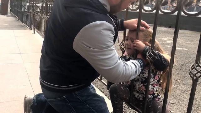 Доча застряла в заборе смотреть онлайн