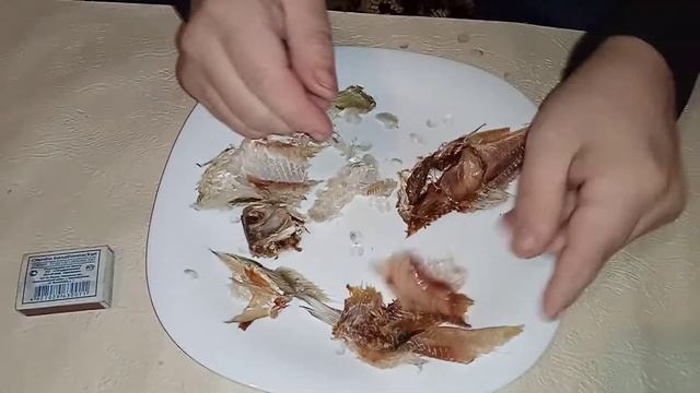 Как легко и быстро почистить сушеную рыбу. Подходит даже для очень жесткой пересушенной рыбы! смотреть онлайн