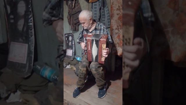 Дедушка в свои 88 лет играет на гармошке смотреть онлайн