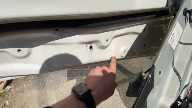 Разбираю дверь Volvo FH4,снимаю стекло двери Volvo FH4 смотреть онлайн