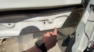 Разбираю дверь Volvo FH4,снимаю стекло двери Volvo FH4