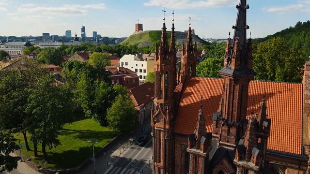 4k flight over the rooftops of Vilnius Old Town & legendary St. Anne's church смотреть онлайн