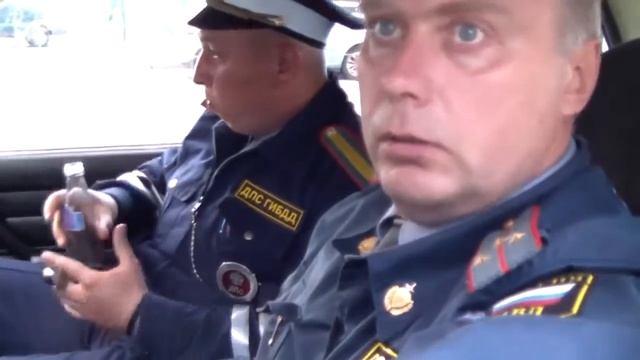 ГАИшник так сильно испугался, что потерял дар речи смотреть онлайн