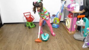 Пылесос для детей ПРОТИВ настоящего. Веселый Дедушка - продавец. Играем в уборку