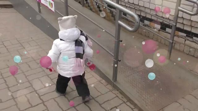 Новый самокат Милоты ?Прогулка с папой. Детский влог. прогулка на самокате смотреть онлайн