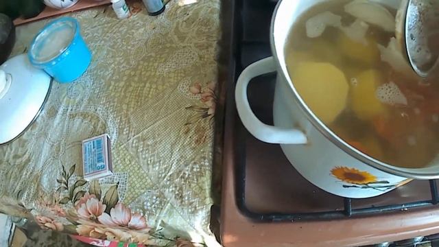 ЗЛОЙ повар тушит картошку С тушёнкой. смотреть онлайн