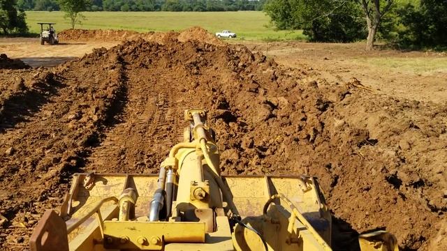 CAT 953C and 963 stockpiling fill for house pad смотреть онлайн