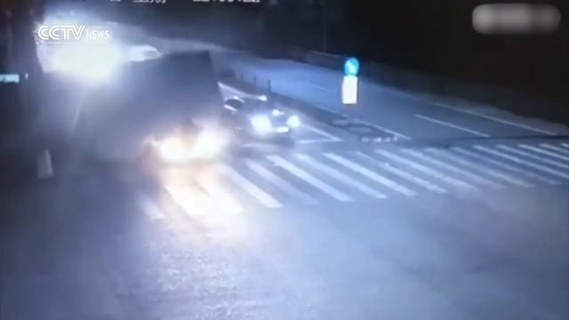 Грузовик груженый камнями перевернулся на легковушку! смотреть онлайн