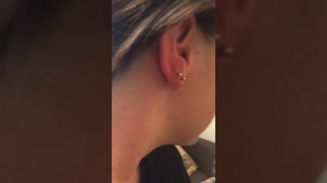 Прокол мочки дома , ещё и с подругой ??