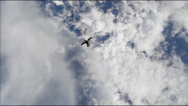 Soyuz in Orbit above Clouds and Ocean [HD, 60 fps] смотреть онлайн