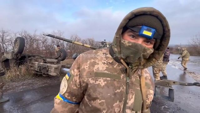 Биндеровцы  перевернули подарок от хозяев.