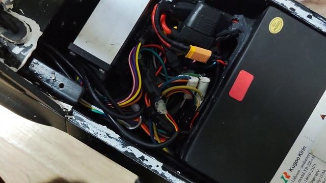 Kugoo Kirin G2 Pro вскрытия самоката на наличие воды после сезона.