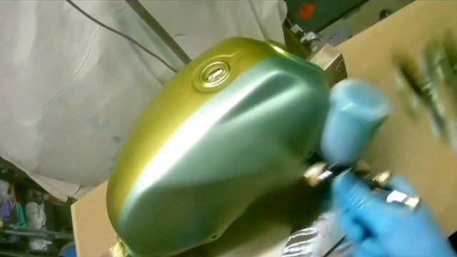 Candy Over Silver & Gold With Iwata LPH80 Spraying A Motorcycle Tank смотреть онлайн