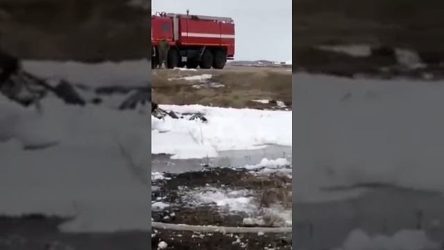 Место крушения вертолета Ми-8, разбившегося на Чукотке смотреть онлайн