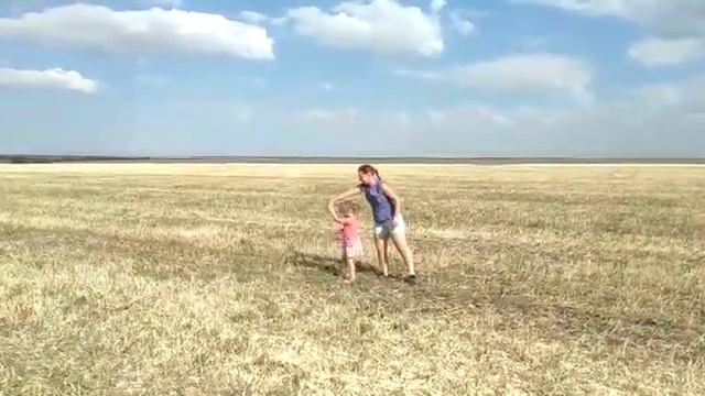 Бурмистровы Ева (4 года) и Лиза(27 лет) Гимнастический дуэт Я и Мама (Родные просторы) смотреть онлайн