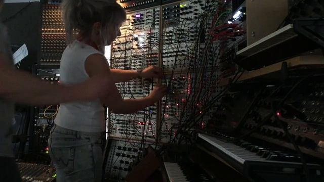 Eurorack Improv no2 with Sarah Mac (Two people fighting over a modular) смотреть онлайн
