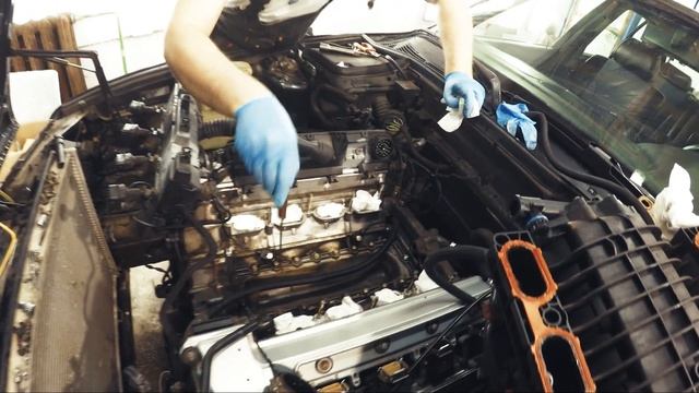 BMW e34 540i РАЗБИРАЕМ ДВИГЛО ! Снятие и установка впуска. Как заменить помпу #60 смотреть онлайн