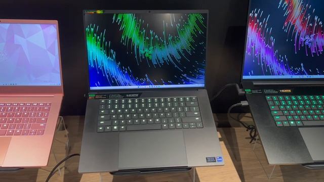 Hands On Razer Blade 16: Switch zwischen 4K 120 Hz und FHD+ 240 Hz - Deutsch / German смотреть онлайн