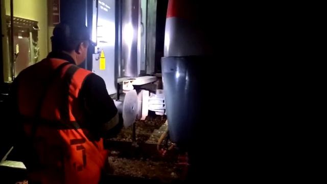 Электровоз ЭП1М 422 сцепливается с поездом Москва - Казань на станции Вековка смотреть онлайн