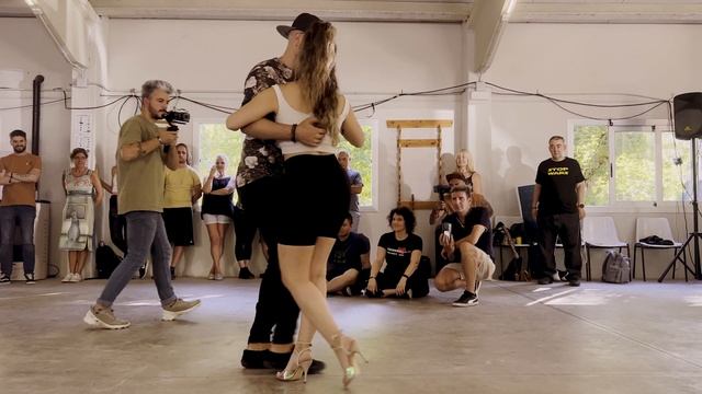 Kizomba DEMO | Luis y Karen Urbankiz | Connection Dance смотреть онлайн