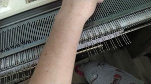 Вяжем шапку с ушками на любой вязальной машине  Легко и просто