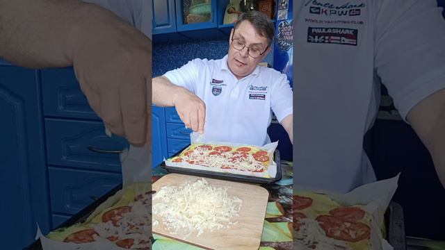 Куриное филе в сметане с сыром и помидороми в духовке. смотреть онлайн